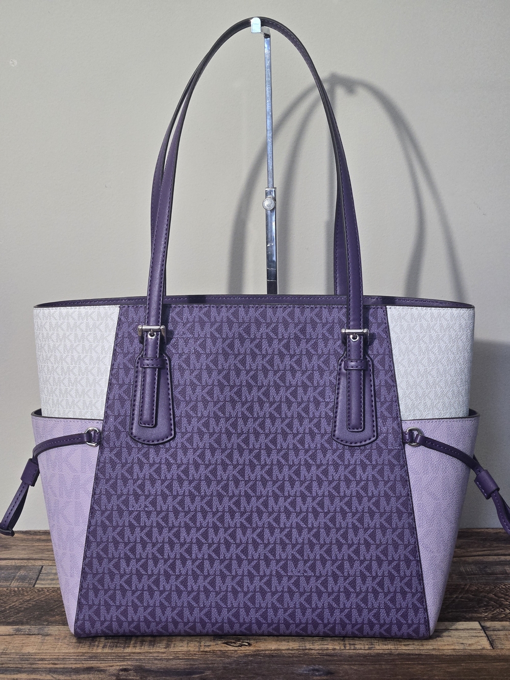 Michael Kors Voyager Colorblock Tote - Picture 4 of 8